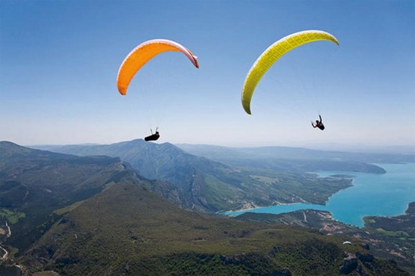 Parapente au-dessus du lac de Ste-Croix